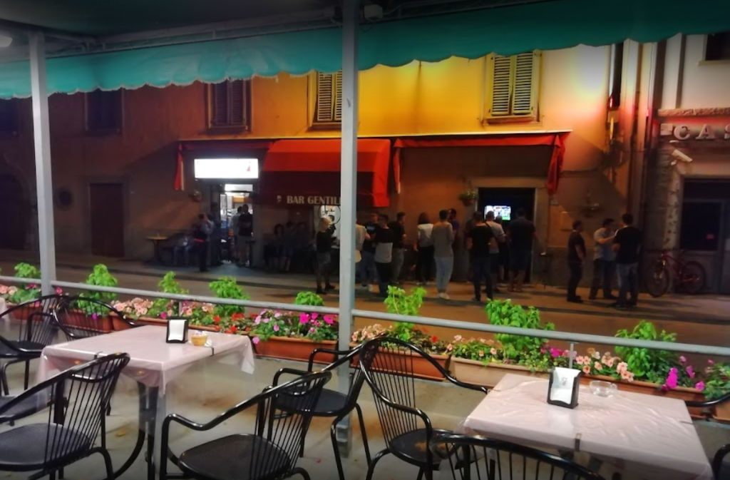 dehor esterno serale bar Gentilini a Palazzuolo sul Senio